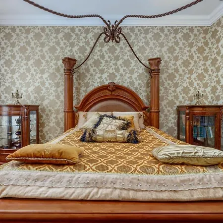 Queen Opera Apartment